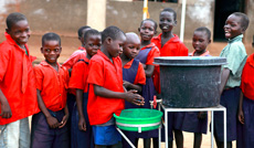 大きな絵本と写真で知る<br />   「子どもたちの命を守る手洗い〜アフリカ・ウガンダでの取り組み〜」<br />撮影：竹谷健太朗